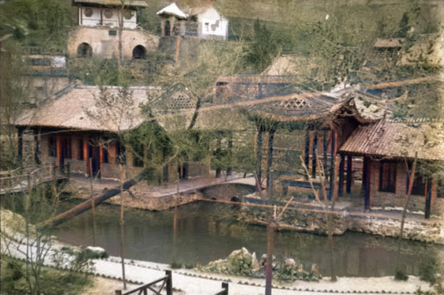 1930年代的西安华清池,当年杨贵妃沐浴的汤泉,已经寥落破败了_华清宫