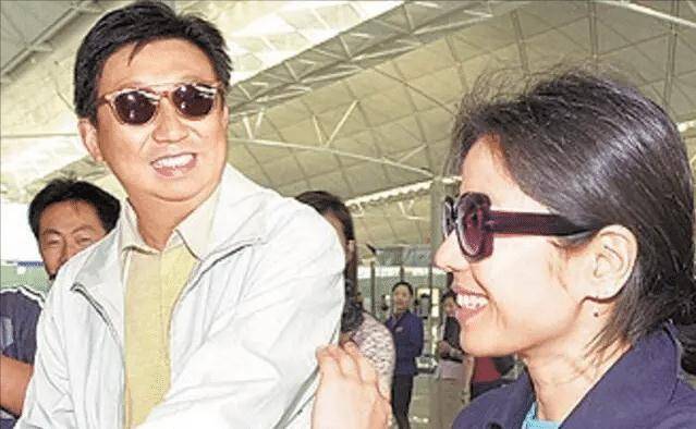 当红时隐退娱乐圈,23年后,62岁钟楚红复出拍策划,笑容甜美_女明星