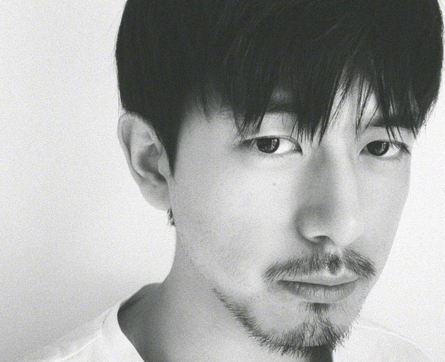 李现晒刮胡子前后照片,风格多变却依旧帅气_样子_五官_显得