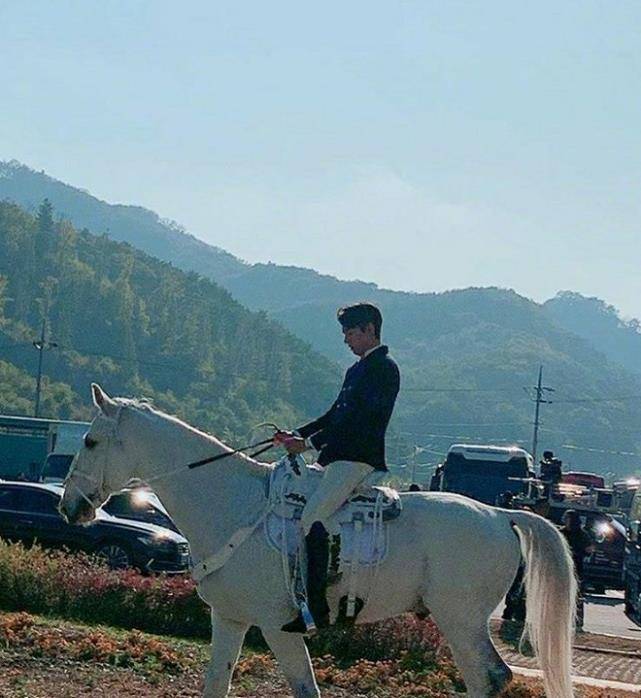 李敏镐新剧造型曝光,白色"骑马裤"惹关注,还是你男神么?