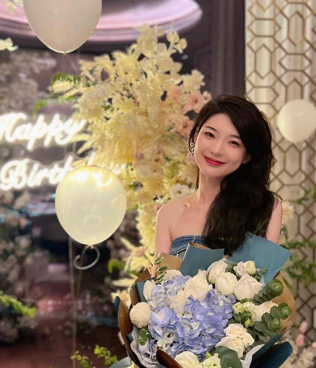 生日发的图片,于是就有人说蓓蓓生日那一天手里拿的那束花是cu订的,孰