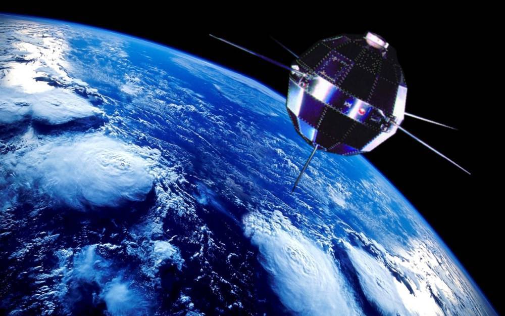卫星到达使用寿命，也会在太空中飞行，为什么不会返回地球坠毁？(图1)