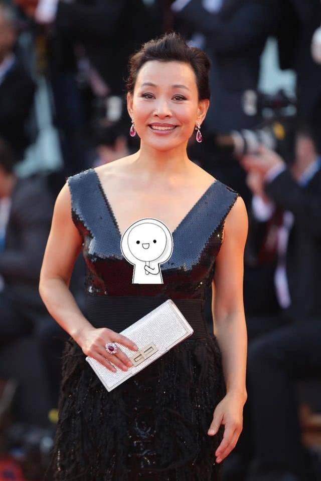 陈冲的"八字"身材真是绝了,都这个岁数还能保持这比例,真羡慕_黑色