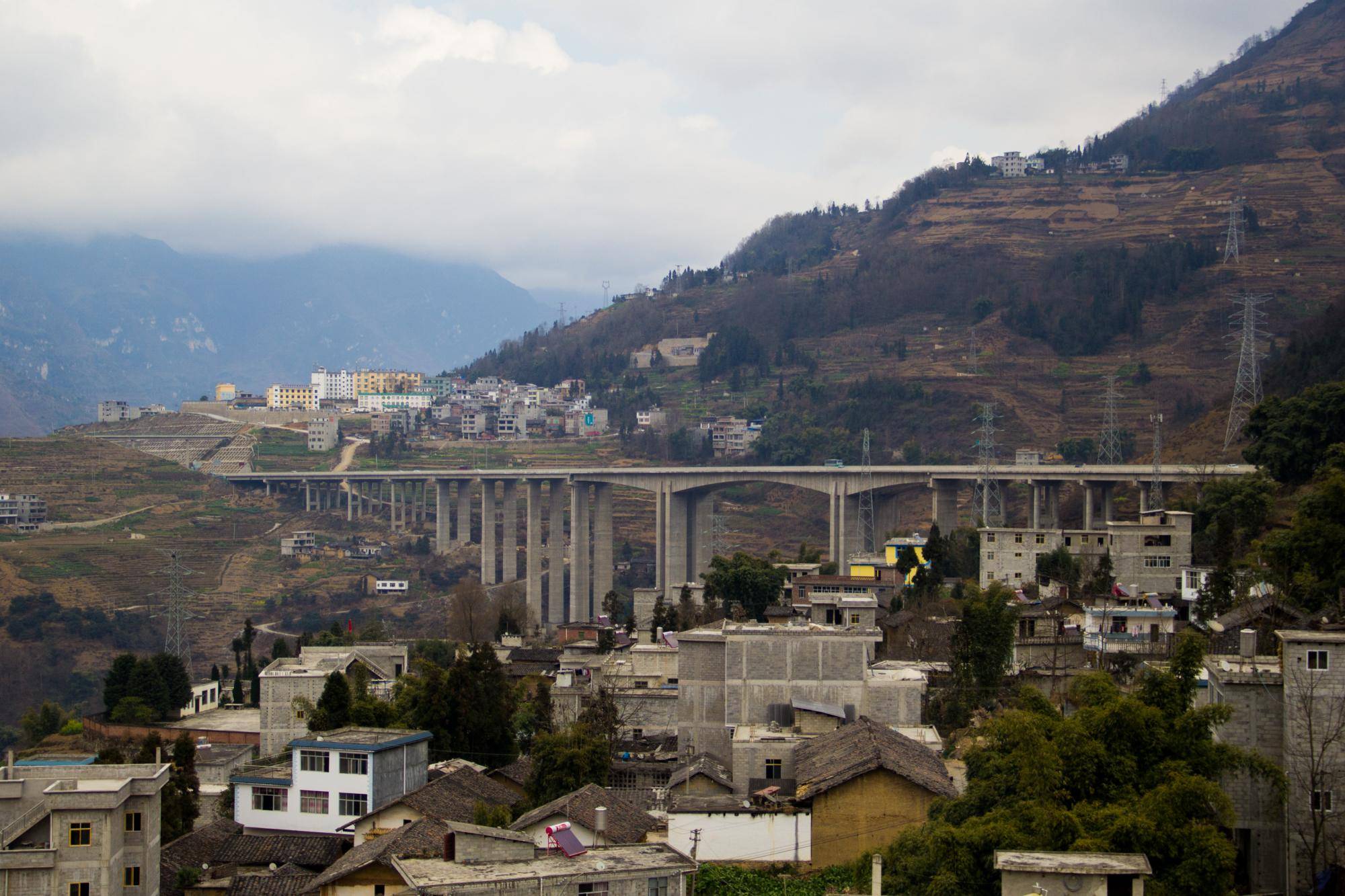 寻访云南昭通大关县,老房子散落在陡峭笔直的山坡之上,摇摇欲坠_行走