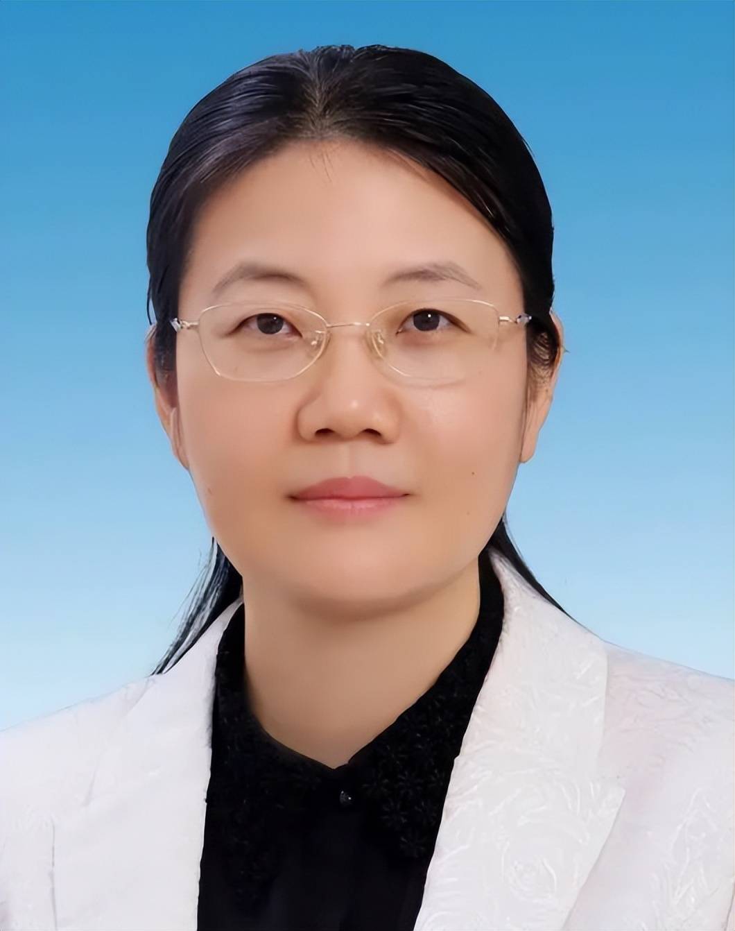 又一高颜值女干部火了,47岁达到副省部级别,毕业院校令人钦佩_工作