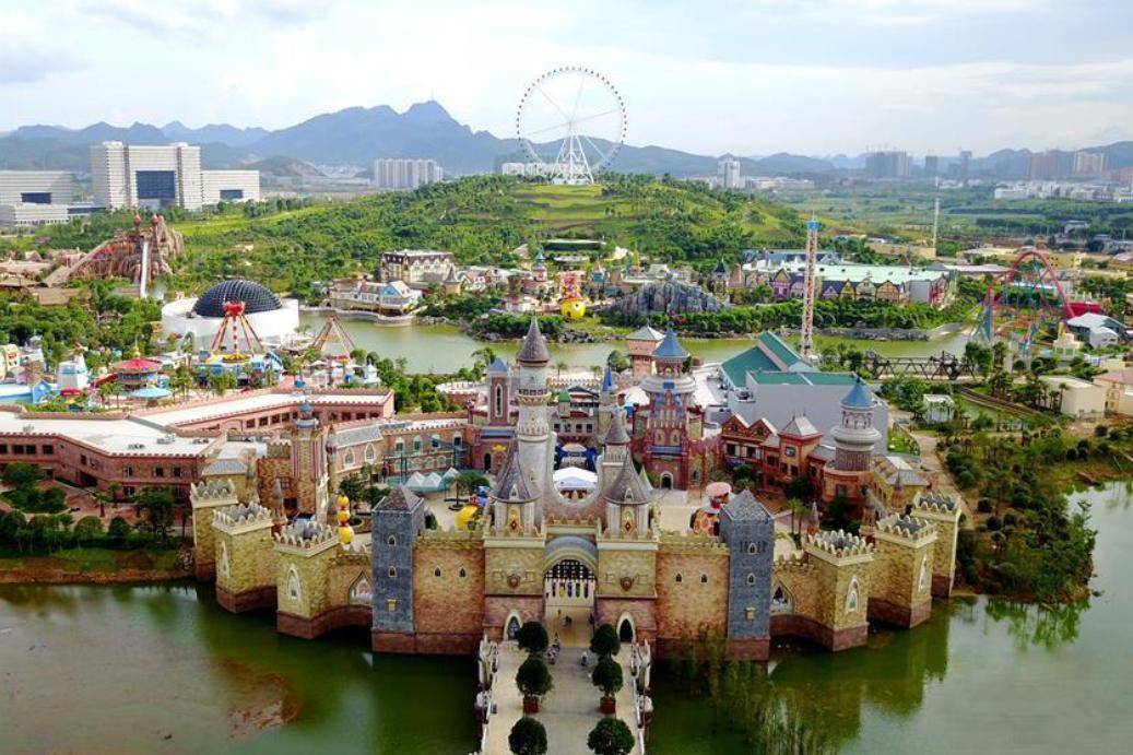这里就是"九江大千世界游乐园",地处在赛湖凤凰岛之中,与5a级庐山景区