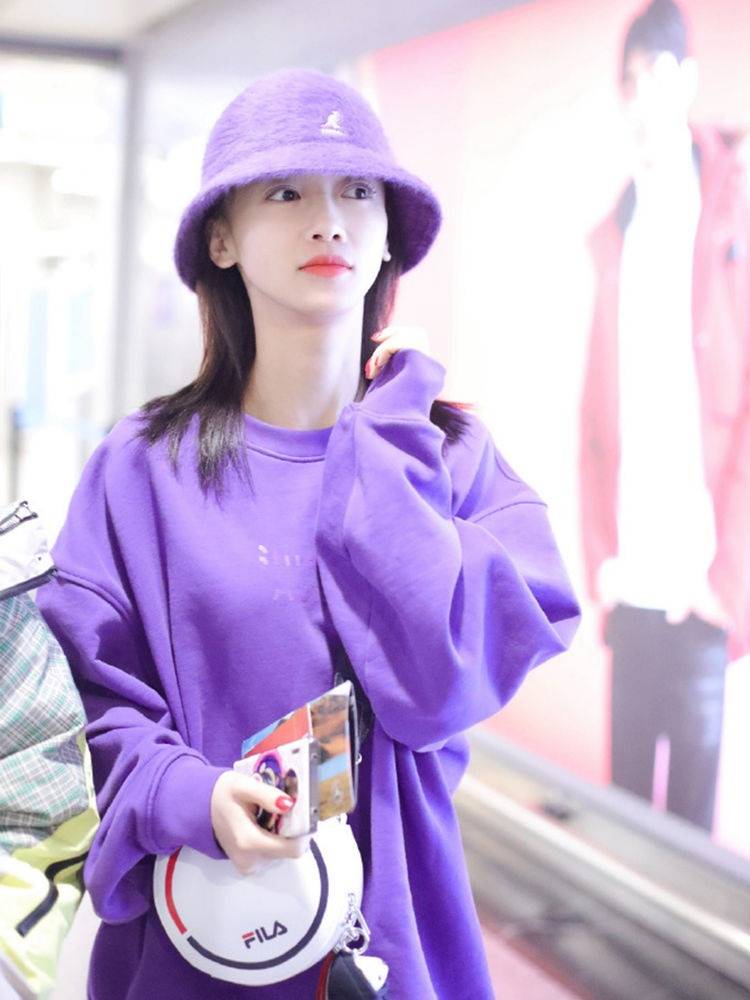 吴谨言现身机场,示范紫色系穿搭,网友:"璎"桃变葡萄!_时尚_品牌_一身