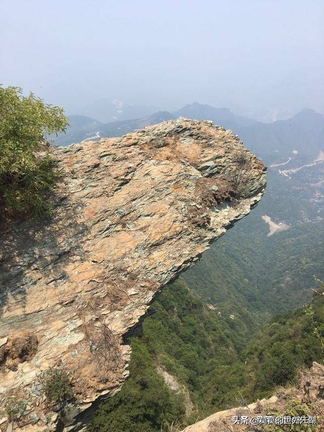 北京门头沟,徒步穿越经典路线,废弃的古村落搭配惊险的铁驼山_灰地