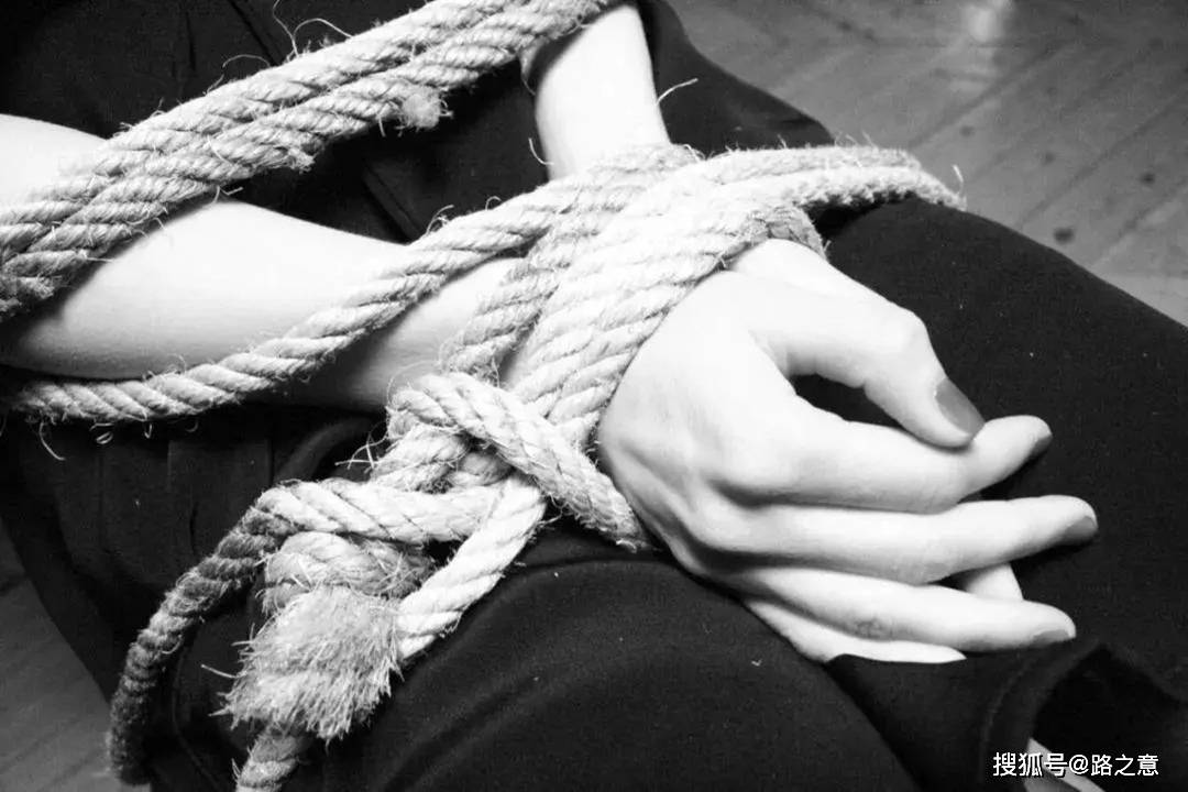 好不容易松开反绑着的—条手臂,试图找一把钳子什么的,为自己松开锁链