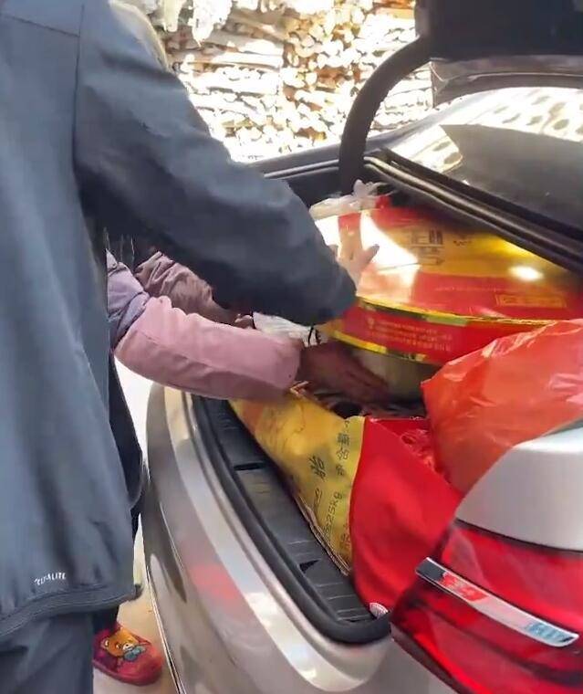 女婿返城给岳母5千被塞一车特产,结婚没要彩礼,3年后为老人盖房_丈夫