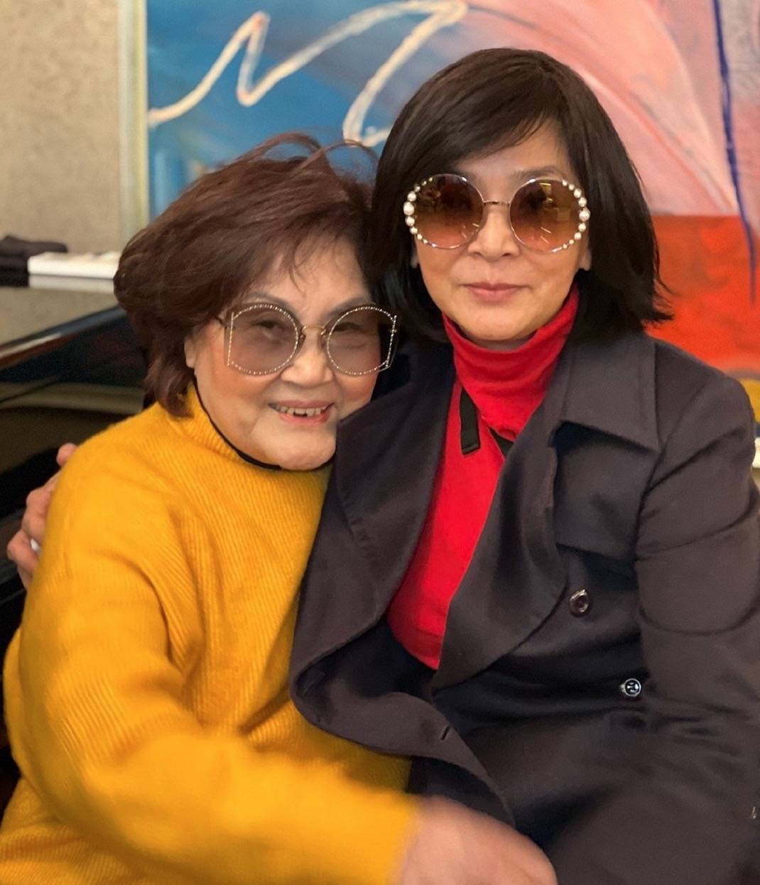 62岁陈玉莲素颜出席饭局,合照站后排太低调,深居简出多年仍单身_时候