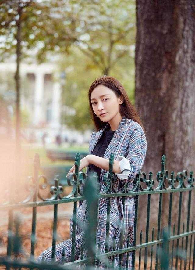 38岁姚笛衣品太好了,穿格纹西装配露脐上衣,挡不住的高级感_色彩_效果