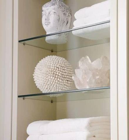 掏个50公分高壁龛,却忘加隔板,随手裁2块玻璃装上,效果也不错_装修