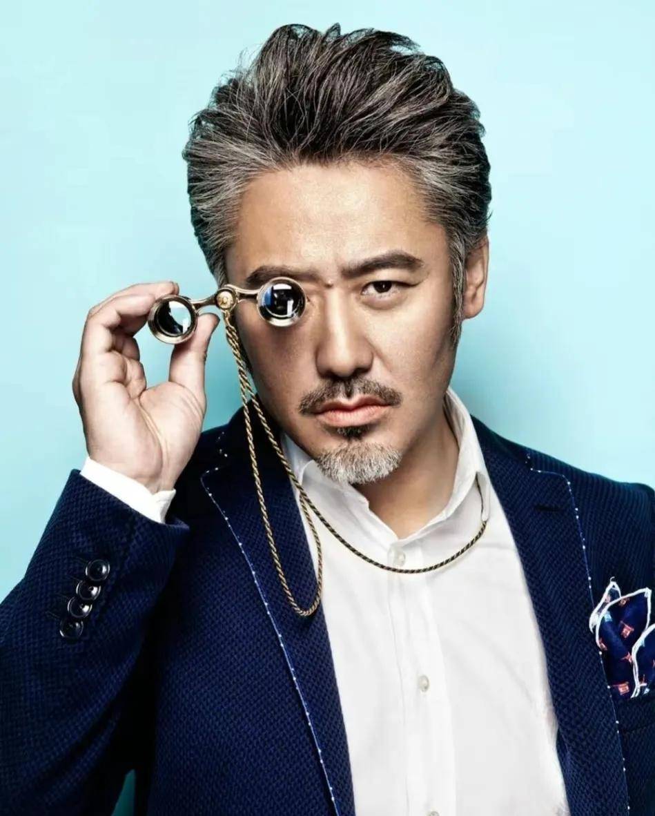 42岁时,吴秀波凭借谍战剧《黎明之前》获奖,成为名副其实的