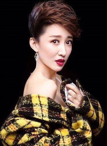 2007年,她认识了丈夫樊宇和海归it男,相恋相爱走下婚姻的殿堂.