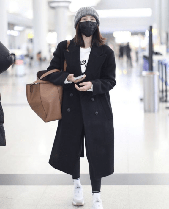 42岁高圆圆状态真好,穿大衣配健身裤青春减龄,看着最多像20岁_黑色