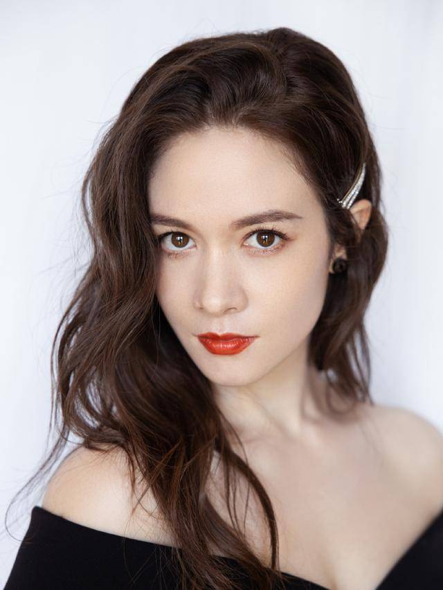 如今参演《八佰》,饰演风尘女_徐嘉雯_卢靖姗_票房