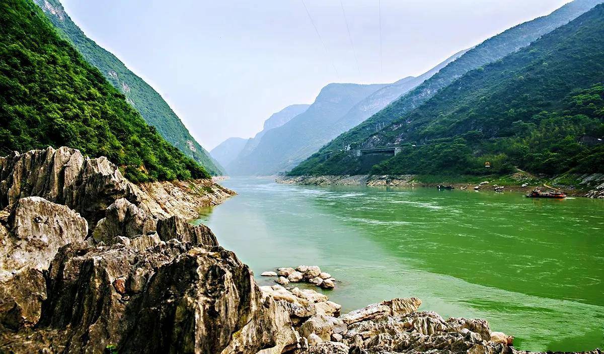 从遵义沿205省道东南行到达瓮安,其境内的江界河渡口,是红军强渡乌江