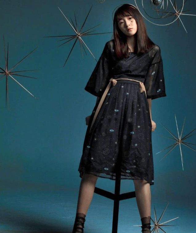 黑色丝袜搭配星空连衣裙,徐娇大秀熟女魅力,网友:女人味十足!