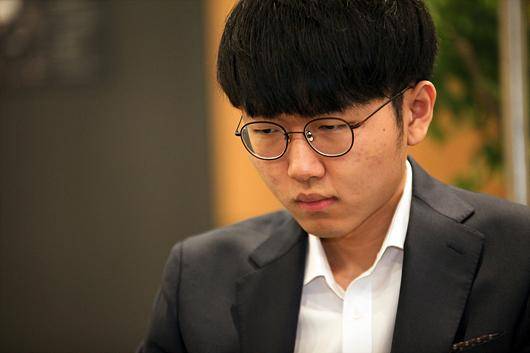 2日围棋赛事 李轩豪匹敌赛惨被屠龙 连笑力克申实谞 金明训胜出