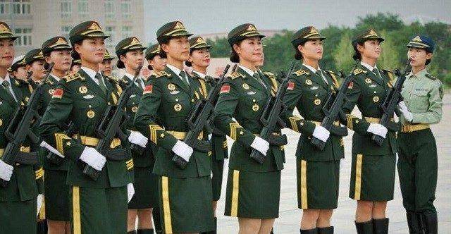 這是普通女兵在部隊的生活,要知道想參加閱兵典禮的女兵,是要選出在