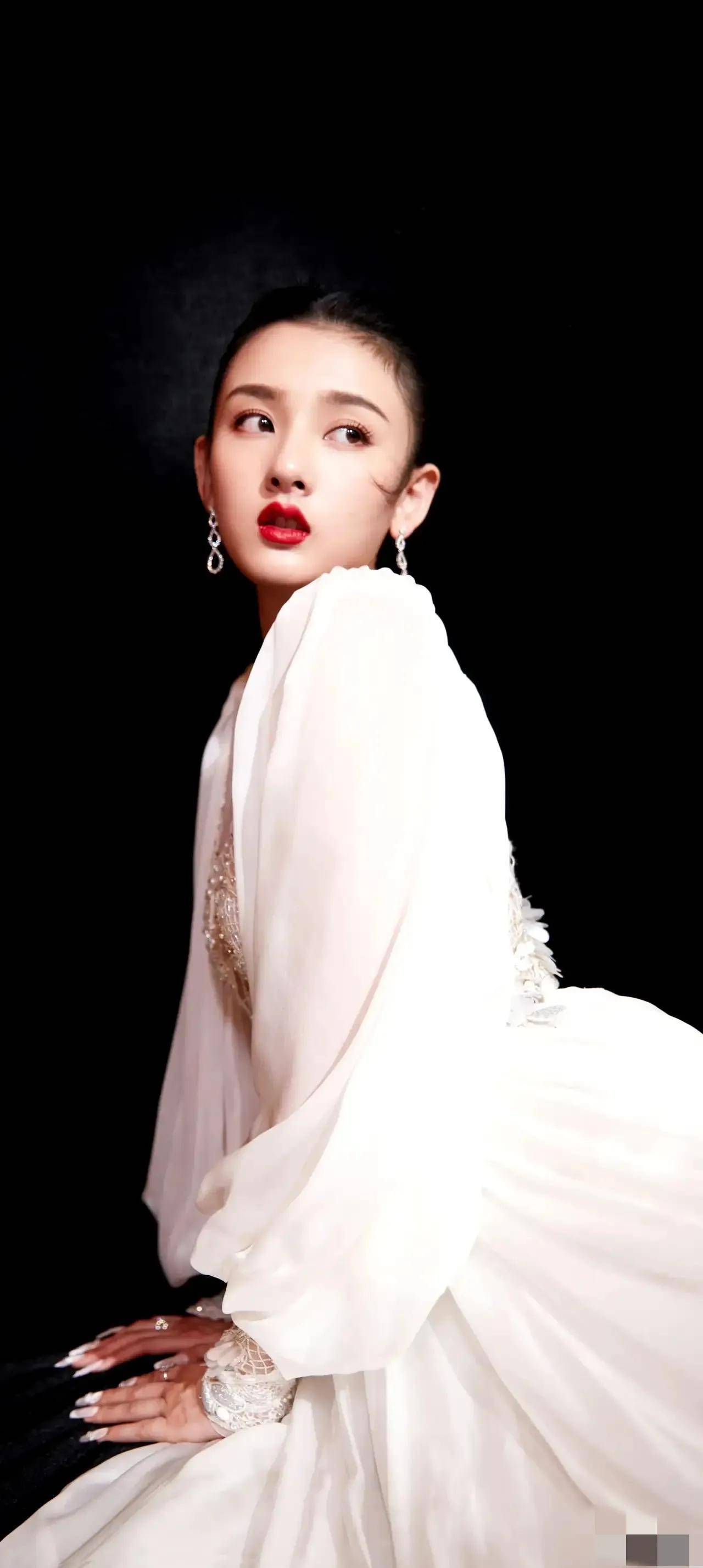 1998年5月23日出生于天津市,毕业于北京电影学院,中国内地影视女演员