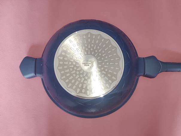 一口锅解决烹调厨具问题帝伯朗Century城际系列八合一浮雕多用锅