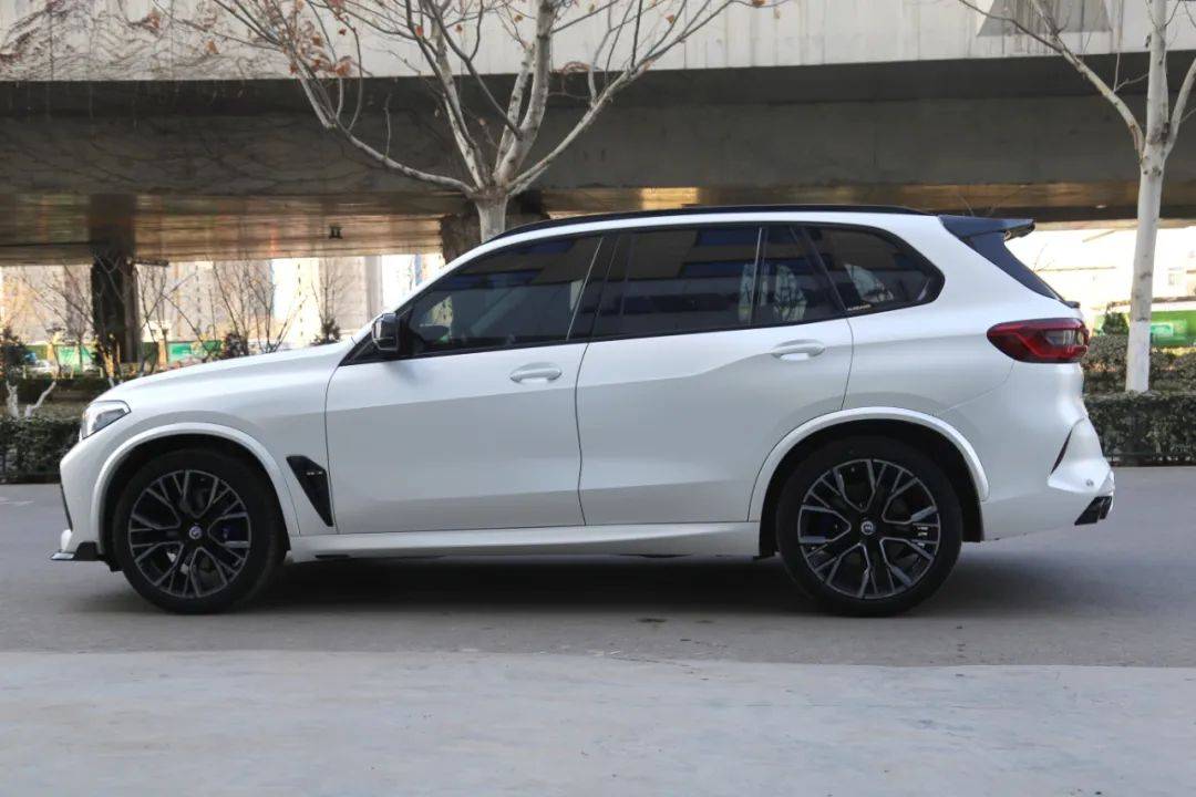 宝马x5升级x5m包围 陶瓷白改色膜 尾翼 宝马50周年纪念标_搜狐汽车