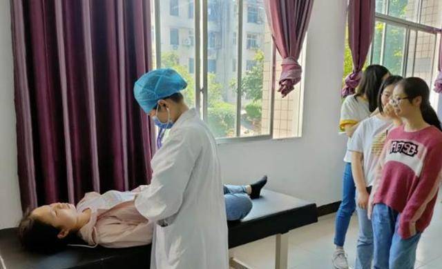 不过对于高考体检的一直有这样一种传言,即同学们在进行内科检查的