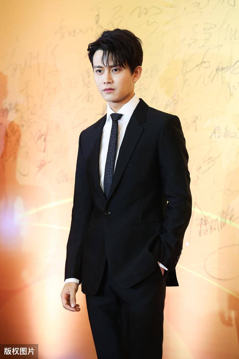 嘉嘉生日快乐:四月的春风吹拂国超文集,四月的任嘉伦充满活力_嘉人