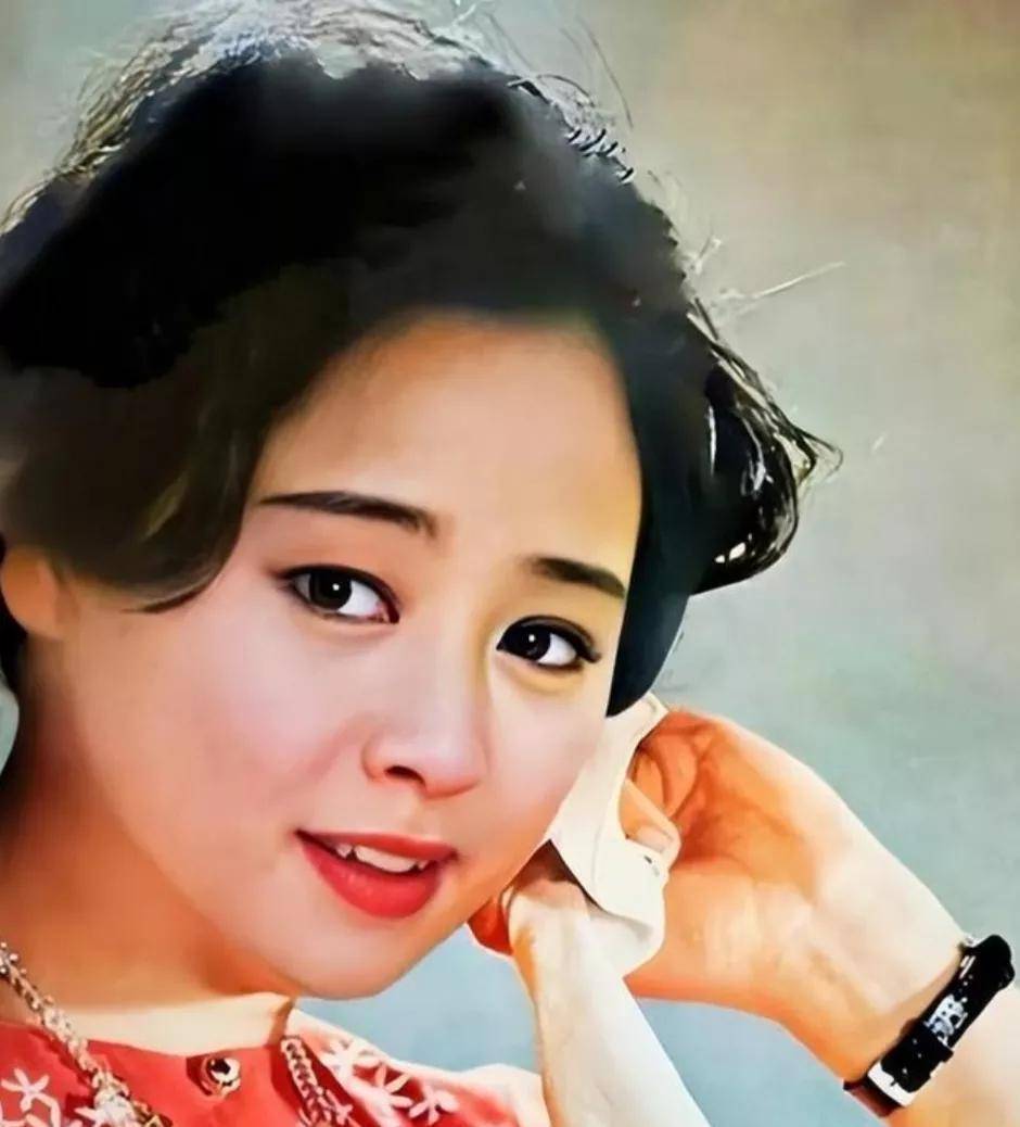 80年代,红极一时的女明星张瑜,放在现在看,还是那么的让人心动_眼神