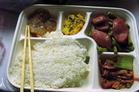 实拍:中国春运火车上的盒饭!这样的搭配,你觉得30元一盒贵吗?