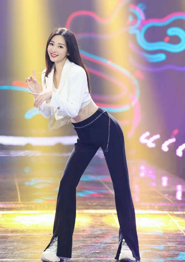 柳岩街头身着黑丝短裙跳舞无人识,双腿纤细笔直,小蛮腰盈盈一握_小