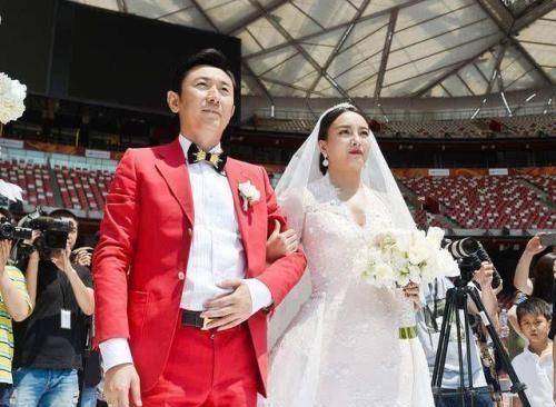 前国乒教练施之皓,是一个有故事的人,小22岁的李楠为何要嫁给他