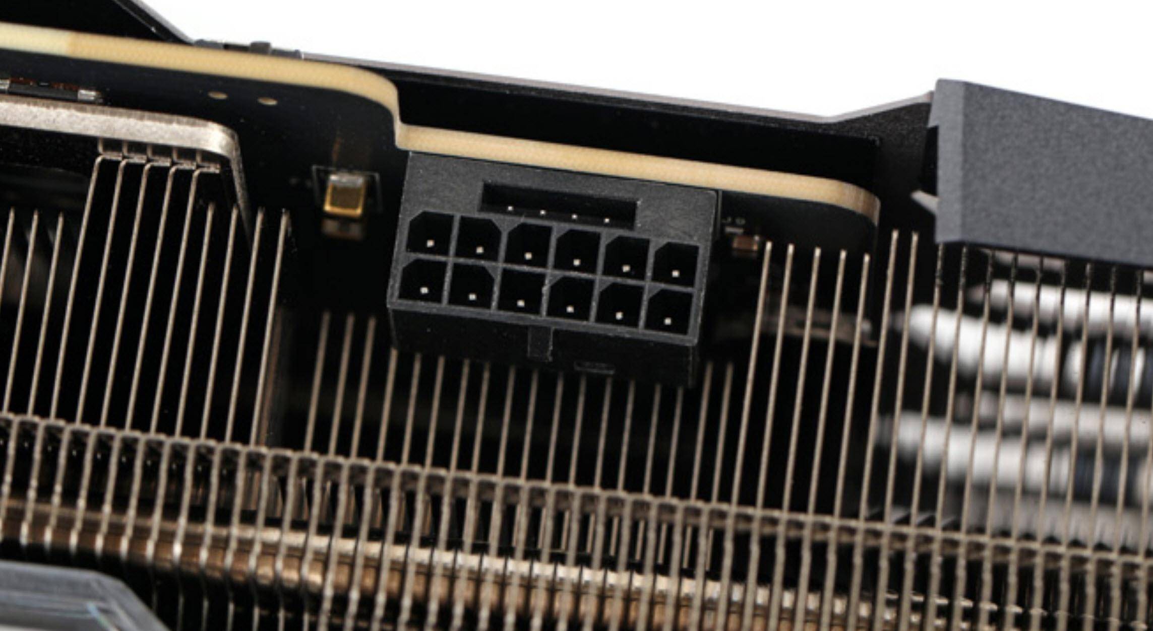 再就是16pin供电接口的背面配有一个gaming-silent的双模开关,所以说