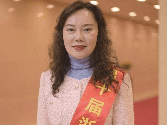 杭州富婆朱丽丽:一顿饭花百万,5年骗取14亿,逃到泰国落入法网