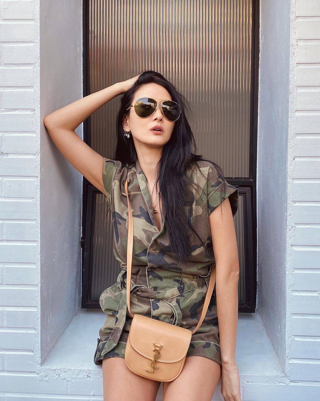 台湾不老名媛孙芸芸,包包怎么背?