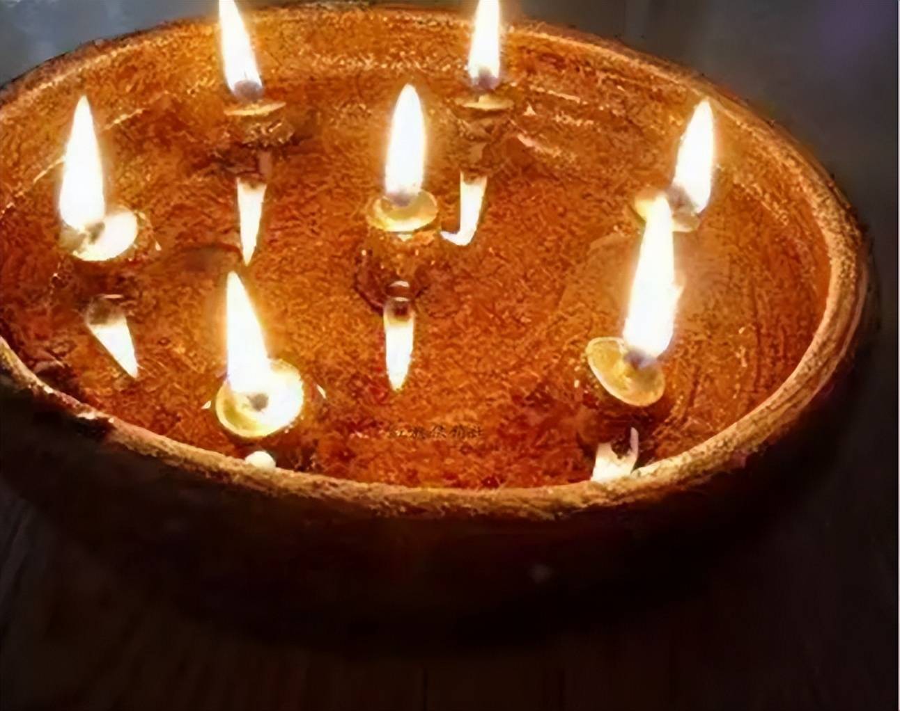 每逢元宵节,人们还会仔细观察自家神堂上的香与蜡烛燃烧