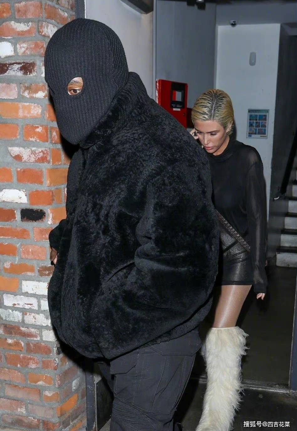 侃爷痛失yeezy,戴黑色头套穿大头靴与卡戴珊2.