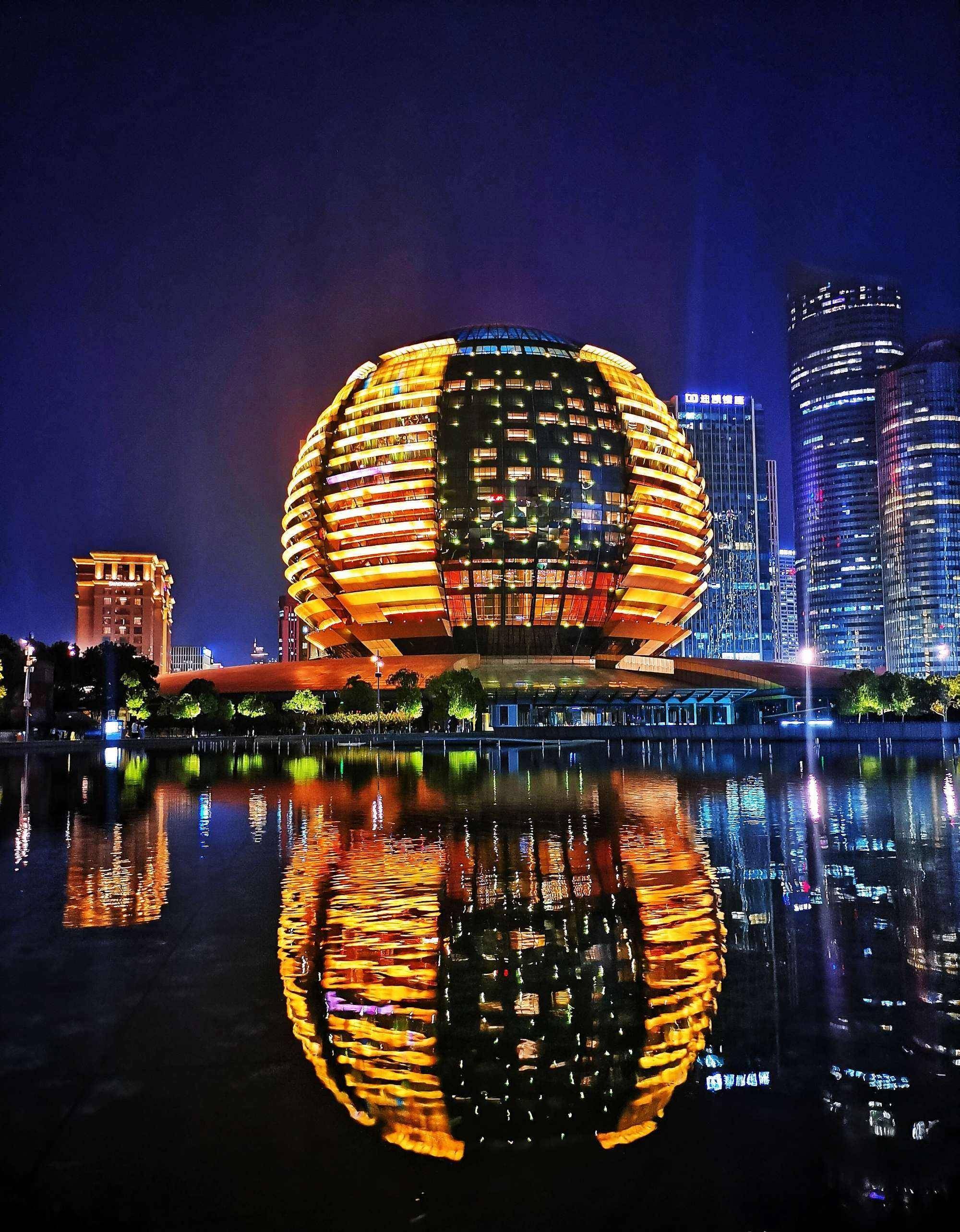 烟花秀举办地点位于杭州钱塘江南岸奥林中心-青年林南侧江堤(之江东路