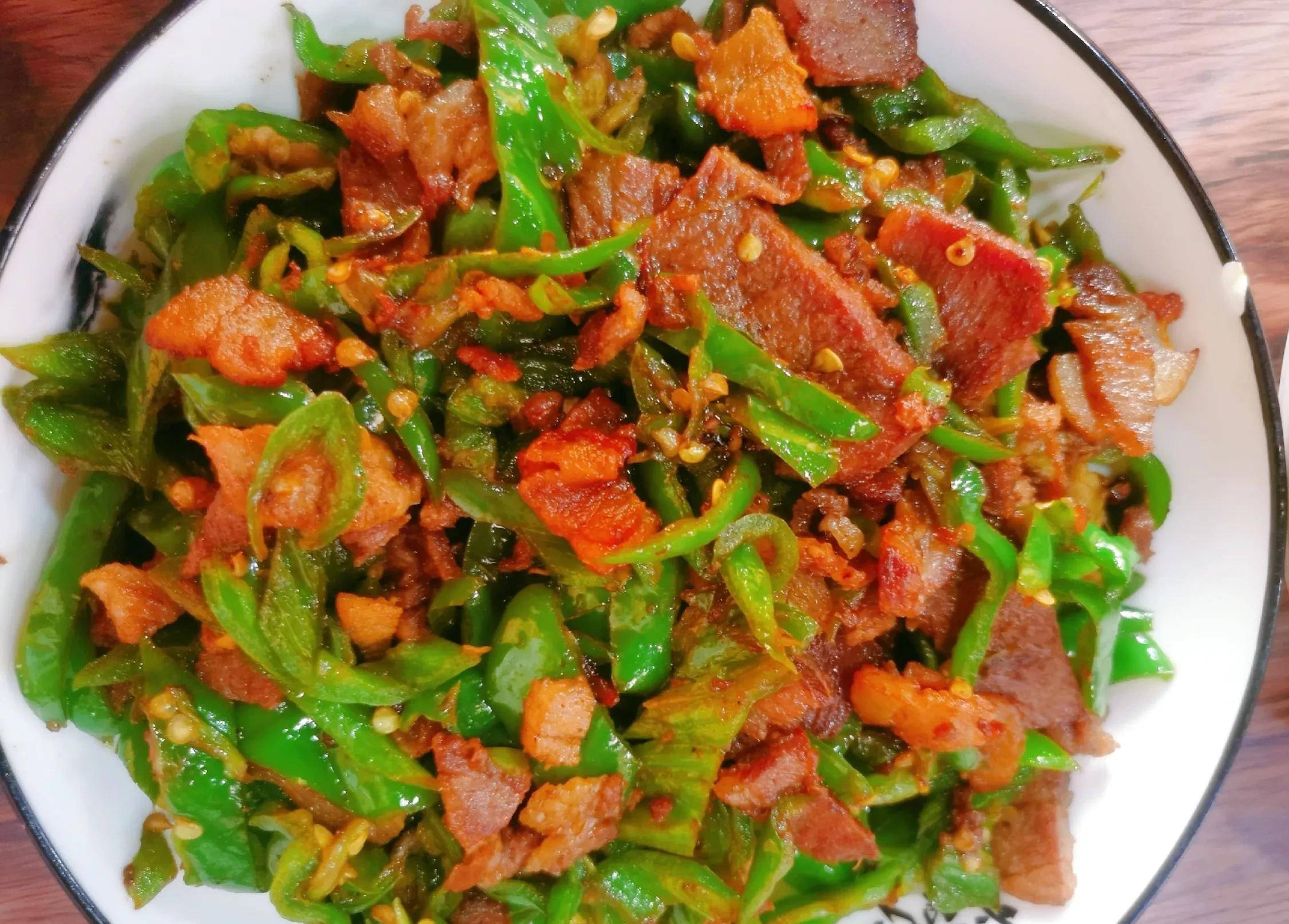 每逢佳节,三只猫和必备的冬季菜肴:辣椒烧肉,辣椒和肉的神奇结合_胡椒