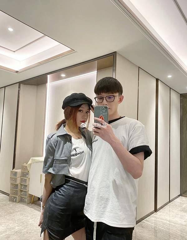 范斯晶,是足球运动员范志毅的女儿,她已经23岁了,身材好气质佳_李倩