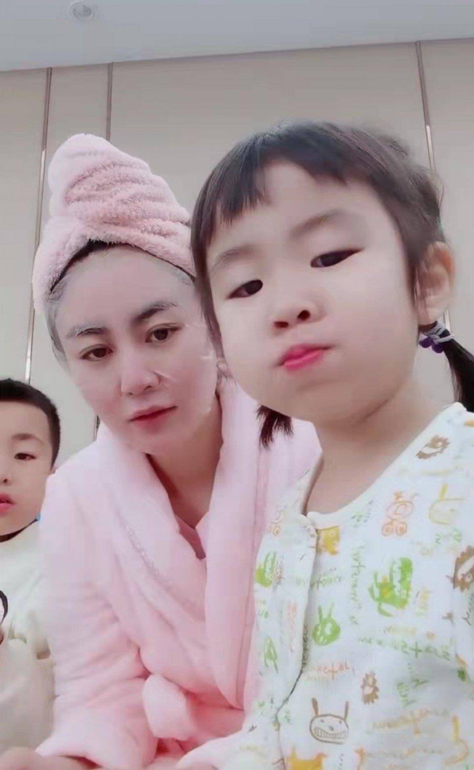 王小蒙毕畅晒儿女近照!