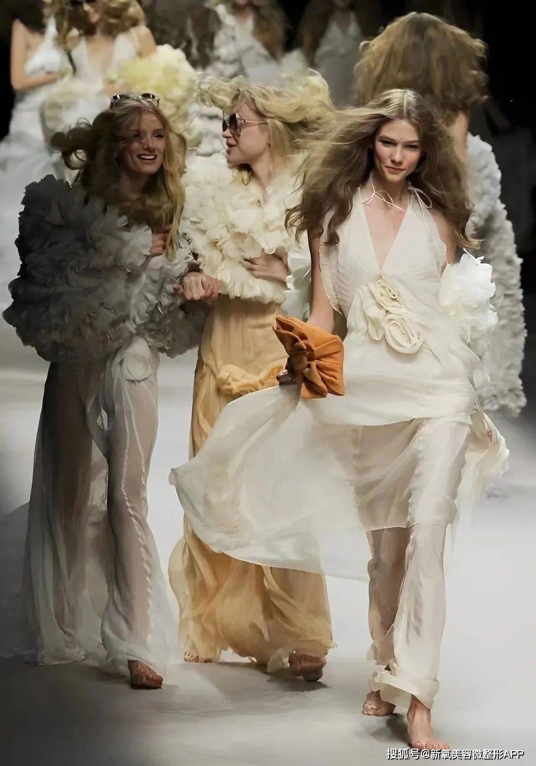 怒甩结婚13年的豪门老公,结束丧偶式带娃,42岁吉娘娘重回时尚圈_美学