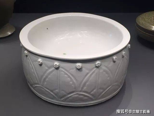 中国　青花　花卉文　双象耳瓶　N　R5711B A superb and exceptionally rare blue and white 'floral' moon