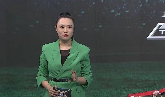 央视主持王曦梁减肥成功,穿旧西装玩失踪,这打扮央视主持人少见_色彩