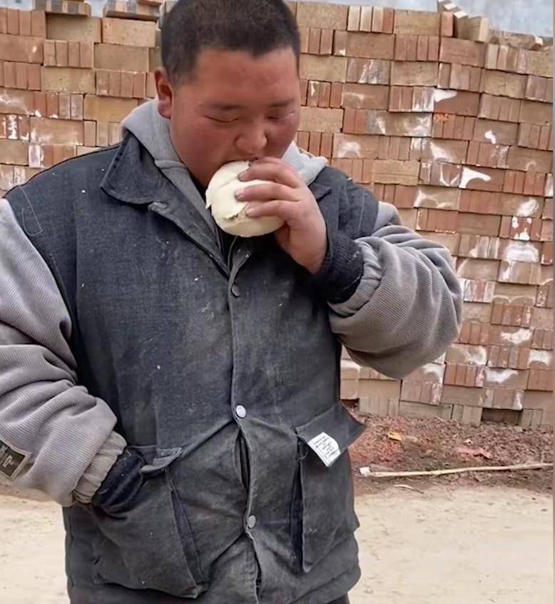 守村人男孩盯着别人吃饭,孩子们放下碗筷夹菜送汤,网友:太暖了_妈妈