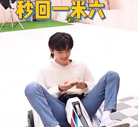 宋亚轩抱小妹妹合照,坐姿搞笑像大爷,仿佛看到未来带孙女的模样_时代