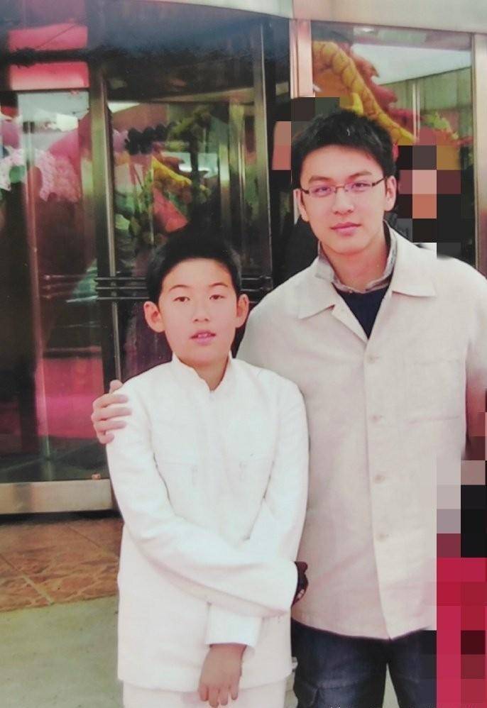 付豪1997年8月24日出生于辽宁,父亲为原辽宁男篮主力球员付伟;不过