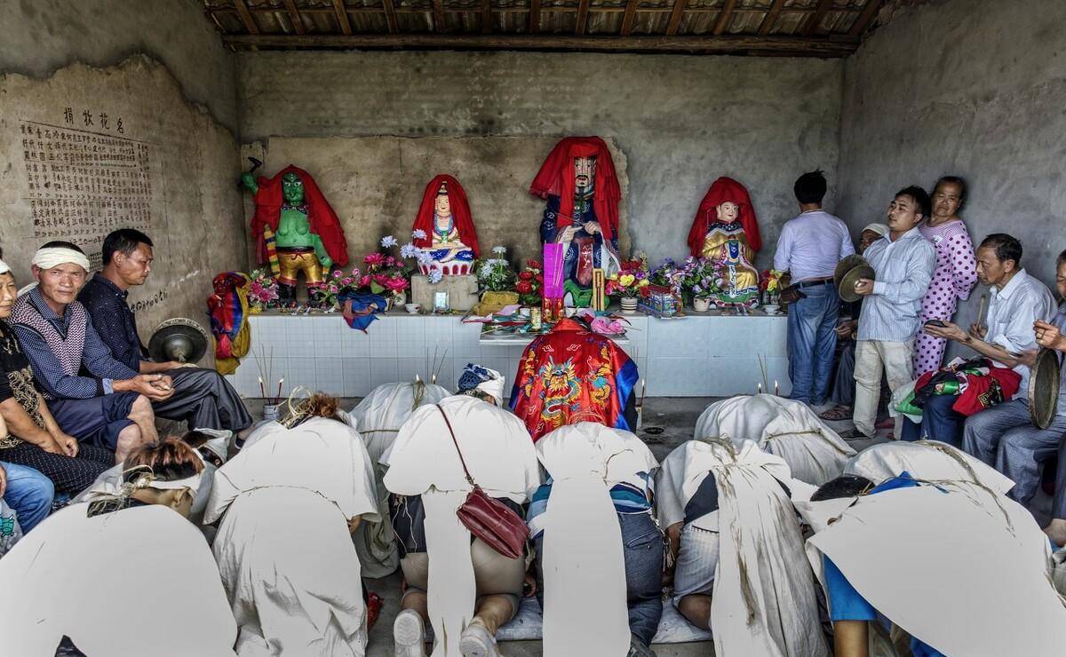 农村厚葬之风经久不衰,何为罪魁祸首呢?_孤寡老人_葬礼_父母